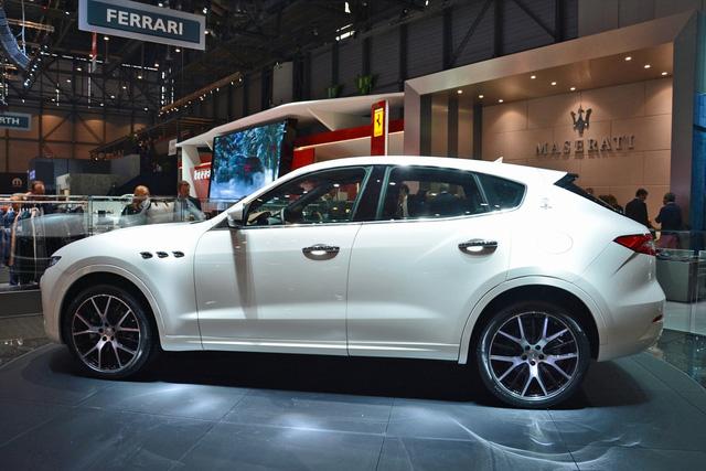 
Bù lại, Maserati Levante bản tiêu chuẩn được trang bị đầy đủ hơn với nội thất bọc da, điều hòa không khí tự động 2 vùng, hệ thống thông tin giải trí với màn hình 8,4 inch...
